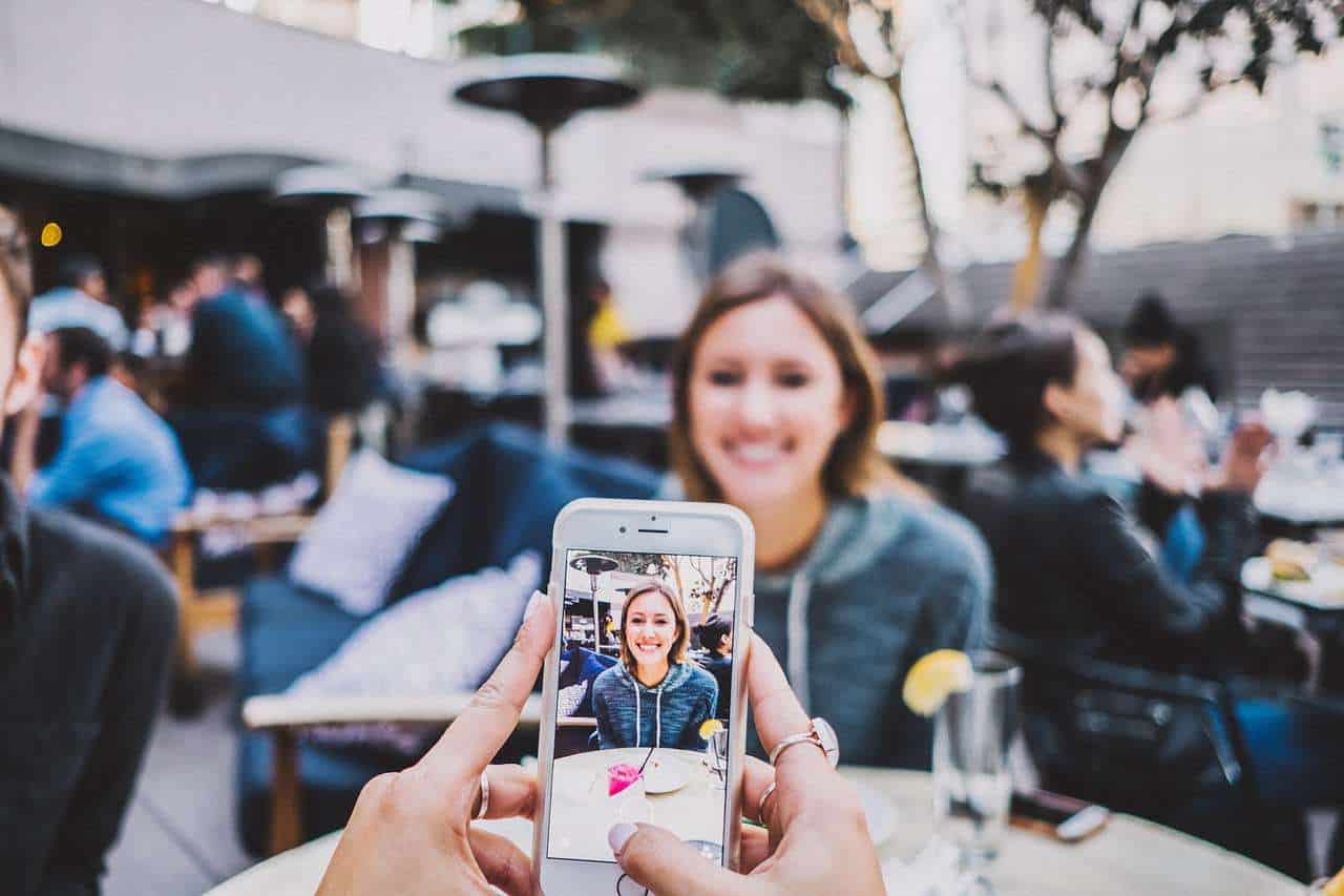 camera, phone, girl-1869430.jpg